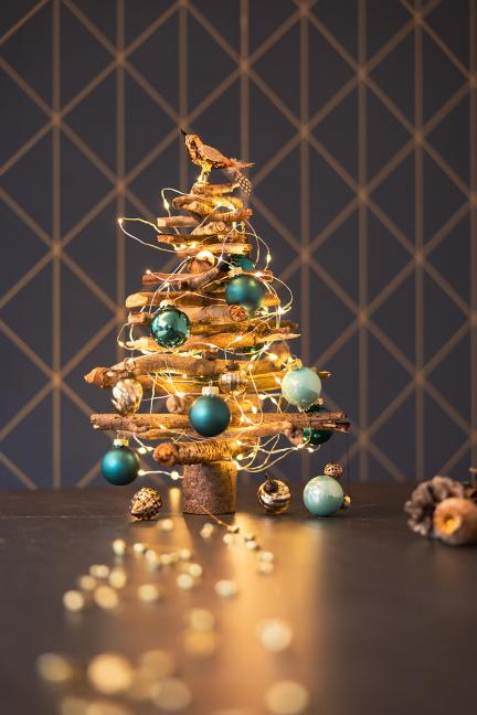 X-Baum als schlichte weihnachtliche Schaufenster-Dekoration