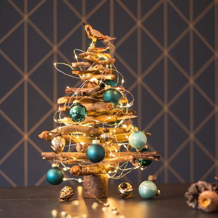 X-Baum als schlichte weihnachtliche Schaufenster-Dekoration